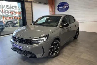 Opel Corsa gris Grafik vue 3/4 avant droit en intérieur avec calandre noire et jantes alliage 16 pouces.