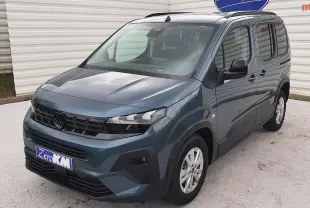 Peugeot Rifter III Ph.2 bleu Kiama en vue 3/4 avant droit, avec jantes alu 16'' et barres de toit noir mat.