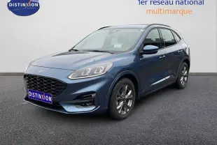 Ford Kuga 2024 bleu chrome métal en 3/4 avant droit, avec calandre noire et jantes alliage foncé.