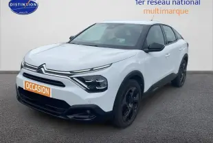 Citroën C4 blanc vue 3/4 avant droit avec jantes alliage noires et calandre distinctive moderne.