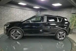 Profil côté gauche d'un Hyundai Bayon noir 2025 avec jantes alliage 17 pouces et vitres surteintées.