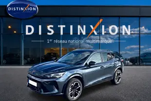 Vue 3/4 avant droite du CUPRA Formentor gris magnétique 2026 avec jantes noires et toit ouvrant visible.