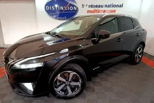 Nissan Qashqai e-Power noir vu en 3/4 avant droit, avec jantes alliage et phares LED allumés.