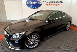 Mercedes Classe C Coupé C 220 d Fascination noir vue 3/4 avant droit avec jantes alliage et phares LED allumés