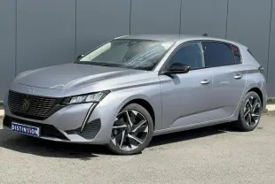 Peugeot 308 gris Artense vue 3/4 avant droit, jantes alliage 17'' et calandre noire distinctive.