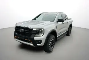 Ford Ranger 2026 gris iconic en 3/4 avant droit avec calandre noire et détails orange sur pare-chocs.