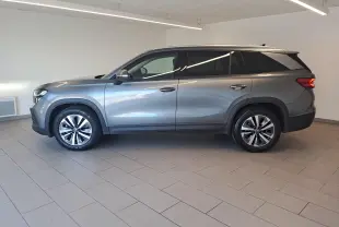 Vue de profil côté gauche d'un Skoda Kodiaq gris graphite 2025, SUV 7 places avec jantes alliage et vitres teintées.