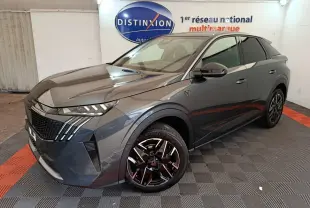 Peugeot 3008 gris foncé vue 3/4 avant droit, avec jantes noires et logo GT sur l'aile avant.