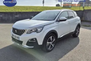 Peugeot 3008 blanc nacré vue 3/4 avant droit, jantes alliage et calandre distinctive au soleil.