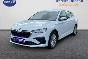 Skoda Scala blanc glacier vue 3/4 avant droit, mettant en valeur sa calandre noire et ses optiques fines.