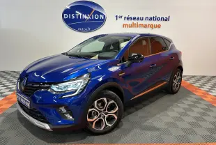 Renault Captur E-Tech hybride bleu en 3/4 avant droit, avec jantes alliage et feux LED allumés en showroom.