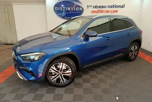 Mercedes GLA 250 e Business Line bleu en 3/4 avant droit, avec jantes alliage et rétroviseurs chromés dans un showroom.