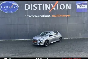 Peugeot 208 Hybrid gris clair vue 3/4 avant droit, avec phares LED et jantes distinctives.