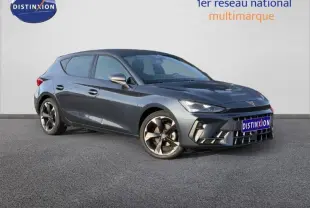 Vue 3/4 avant d'une SEAT Leon 2025 gris magnétique métallisé avec jantes alliage et calandre marquée.