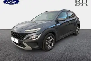 Hyundai Kona 2021 Cyber Grey Métal en 3/4 avant droit avec calandre noire et jantes alu distinctives.