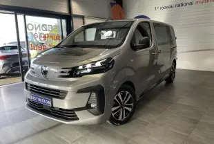 Vue 3/4 avant droit du Peugeot Expert Fourgon gris Artense avec jantes alliage et calandre distinctive en showroom.