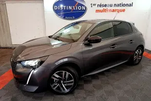 Peugeot 208 gris foncé vue 3/4 avant droit, avec jantes alliage et phares LED distinctifs.