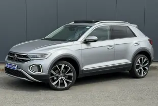 Volkswagen T-Roc argent pyrite en 3/4 avant droit, avec jantes alliage 19 pouces et toit ouvrant vitré.