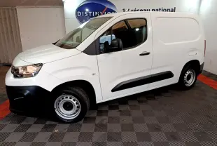 Profil droit du Citroën Berlingo blanc 2021 utilitaire avec jantes acier et protections noires sur porte.