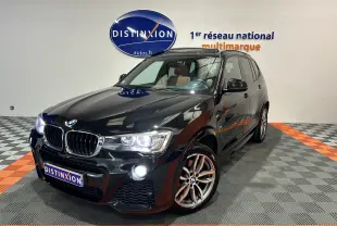 BMW X3 sDrive18d noir en 3/4 avant droit avec toit ouvrant et jantes alliage visibles en intérieur showroom.