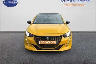 Vue frontale d'une Peugeot 208 électrique jaune Faro avec toit noir et feux LED distinctifs.
