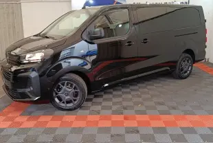 Vue de profil côté gauche d’un Citroën Jumpy XL noir 2025 avec jantes noires et vitres teintées.