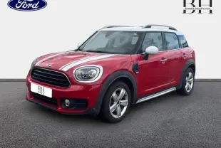 MINI Countryman Cooper D chili red vue 3/4 avant droit avec bandes blanches sur capot et jantes alu.