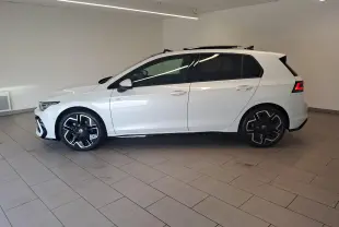 Vue de profil côté gauche d'une Volkswagen Golf 2.0 TDI blanche nacrée avec toit noir et jantes noires stylisées.