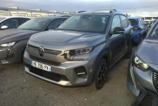 Citroën C3 2025 gris foncé vue 3/4 avant, avec barres de toit noir brillant et jantes 17 pouces Azurite.