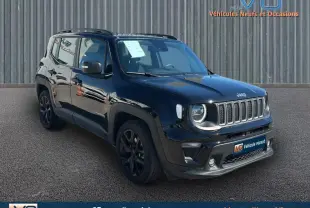 Jeep Renegade noir en 3/4 avant droit, avec jantes alliage noires et barres de toit visibles sur fond neutre.