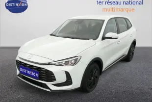 MG ZS 1.5 L Hybrid+ blanc Dover, vue 3/4 avant droit, calandre noire et jantes acier 16'' avec enjoliveurs noirs.