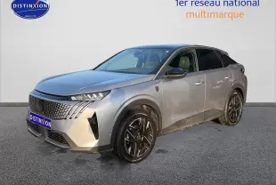 Peugeot 3008 gris 3/4 avant droit, avec calandre distinctive et jantes alliage noires.