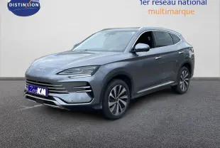 Vue 3/4 avant d’un BYD SEAL U gris métallisé, avec calandre épurée et jantes bi-ton distinctives.
