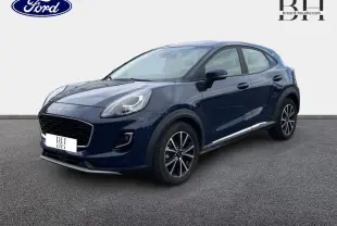 Ford Puma bleu Abysse en 3/4 avant droit avec jantes alliage noires et détails chromés sur bas de caisse.