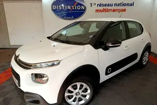 Citroën C3 blanche vue en 3/4 avant droit avec protections latérales noires et jantes alliage.