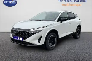 Nissan Qashqai blanc nacré métal en 3/4 avant droit, avec calandre noire et jantes noires distinctives.