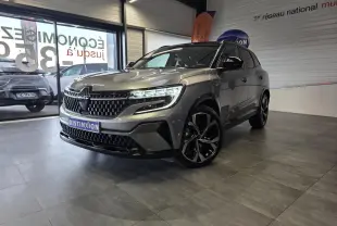 Renault Austral gris foncé en 3/4 avant droit, avec calandre damier ice black et jantes alliage 20 pouces Daytona.