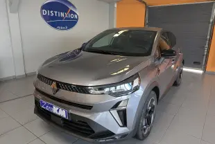 Renault Captur E-Tech Full Hybrid 160ch en gris cassiopée, vue 3/4 avant droit dans un showroom intérieur.