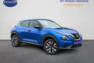 Nissan Juke 2025 bleu magnétique en 3/4 avant droit, avec phares LED ronds et jantes distinctives.