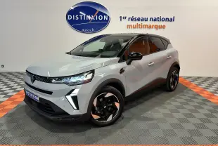 Renault Captur II Ph.2 gris Rafale en 3/4 avant droit, avec jantes bicolores et feux LED allumés.