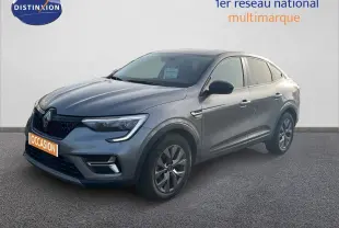 Renault Arkana gris satin métal vu en 3/4 avant droit, mettant en valeur ses optiques LED et sa silhouette dynamique.