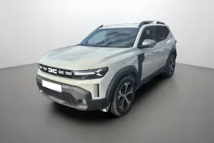 Dacia Duster TCE 130 4x2 Journey sandstone vue 3/4 avant droit avec barres de toit et jantes alu 18 pouces.