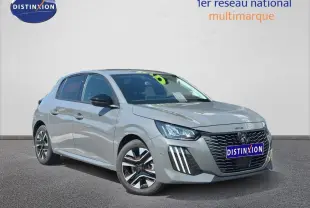 PEUGEOT 208 gris Selenium en 3/4 avant droit, avec calandre noire et jantes alliage distinctives.