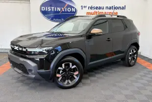 Dacia Duster 2025 noir en 3/4 avant droit, avec jantes bicolores et rétroviseurs couleur cuivre.
