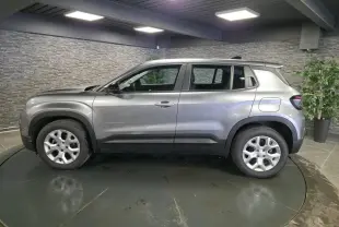 Vue de profil côté gauche du Jeep Avenger gris métallisé 2025 avec jantes alliage 17 pouces et coques de rétroviseurs noires.