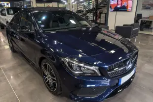 Mercedes Classe CLA 200 Fascination bleu Cavansite en 3/4 avant droit, avec jantes AMG et calandre étoilée.