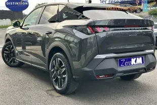 Vue 3/4 arrière droite d'un Peugeot 3008 gris titane avec jantes alliage noires et feux arrière LED distinctifs