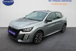 Peugeot 208 gris Artense métal vue 3/4 avant droit, avec feux LED verticaux distinctifs et jantes alliage.