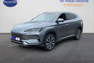 Vue 3/4 avant droit du SUV BYD SEAL U hybride rechargeable en gris métallisé avec jantes distinctives et calandre épurée.
