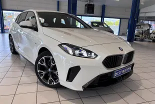 BMW Série 1 120d M Sport blanche vue en 3/4 avant droit, avec jantes noires et calandre noire distinctive.